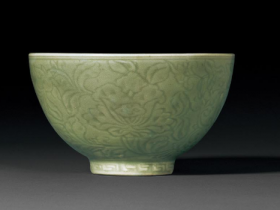 明永乐龙泉窑青釉暗刻缠枝花卉纹碗