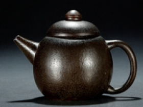 “山间明月”款紫砂胎宜钧茶叶末釉大龙蛋壶