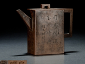 张鸿坤制瘦石刻紫泥砖紫砂壶