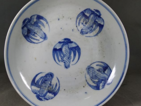 光绪年玩玉款青花“五团鹤”纹盘