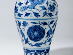 清康熙仿元青花缠枝花卉梅瓶