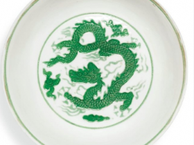 《大明弘治年制》绿彩刻云龙纹盘