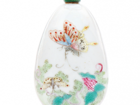 清道光 粉彩花蝶图瓜形烟壶