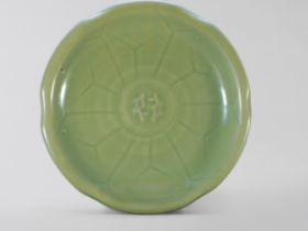 龙泉窑荷叶双鱼茶盘