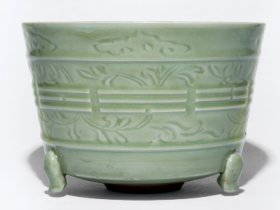 龙泉窑青釉暗刻缠枝花卉八卦纹筒式炉