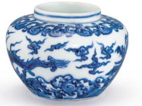 《大明成化年制》款青花海水应龙纹小罐