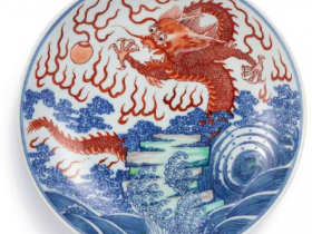 《大清康熙年制》款青花矾红鬪彩海水云龙纹盘