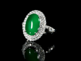 18K金镶钻翡翠戒指价格