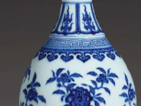 大清乾隆年製青花花果紋蒜頭瓶