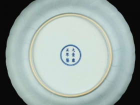 《大清雍正年制》天青釉莲花盘