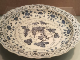 如何区分明朝前、中、后期三个阶段的青花瓷