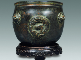 “飞云阁”款铜龙纹狮耳炉价格